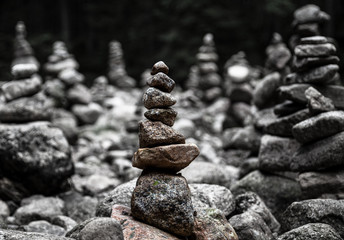 Steinmännchen (Steinmänner) am Oberlauf (Spindlermühle) der Elbe