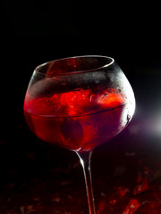 Copa de vino rosado con cubitos de hielo