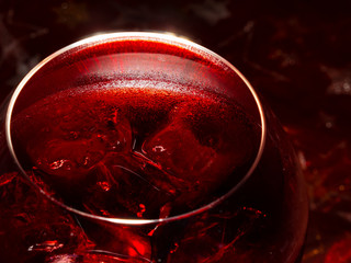 Copa de vino rosado con cubitos de hielo
