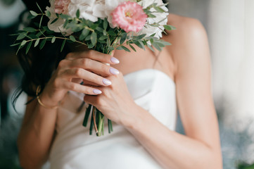 Obraz na płótnie Canvas Closeup of bride hands with wedding bouquet
