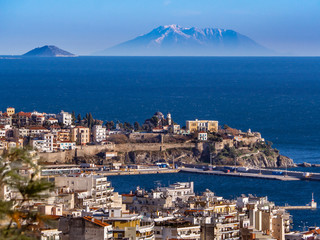 Obraz premium Port and the old town of Kavala city and small islands in the background