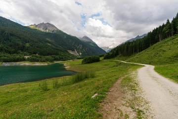 Fototapeta premium Wanderweg Fahrradweg entlang des Durlaßboden Stausee