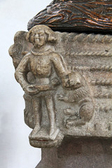 Obraz premium rilievo del fonte battesimale romanico nel santuario dell'Addolorata a Rifiano (Merano)