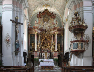 presbiterio e altare barocco del santuario dell'Addolorata a Rifiano (Merano)