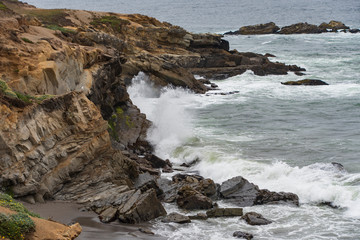 Fototapeta na wymiar High surf and crashing waves on the Pacific Coast at Sea Ranch, CA
