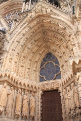 Fototapeta na wymiar portail droit de la cathédrale de Reims