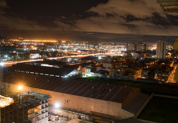 Fototapeta na wymiar Vista nocturna de la ciudad