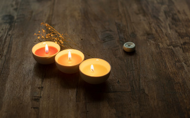 tres velas encendidas