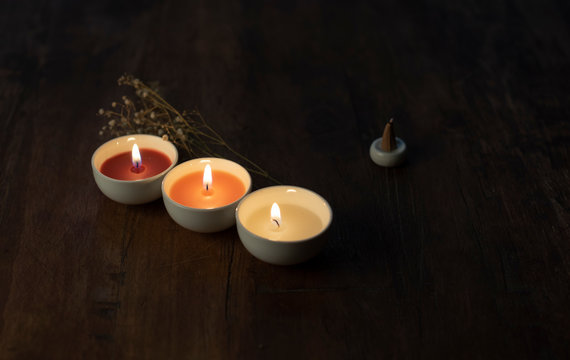 tres velas encendidas oscura