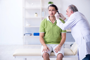 Obraz premium Male patient visiting doctor otolaryngologist