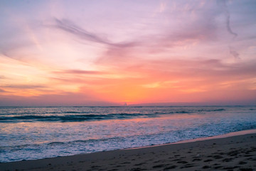 Obraz premium The sea and the light is very beautiful. Sunset Phuket Beach Thailand