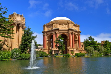 Obraz premium Palace of Fine Arts near Golden Gate Bridge in San Francisco.