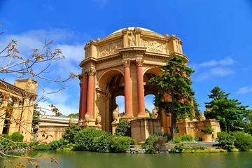 Gardinen Palace of Fine Arts near Golden Gate Bridge in San Francisco. © leochen66