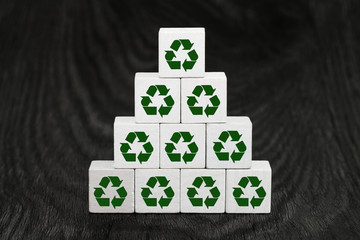 Recycling Pyramide Würfelstapel