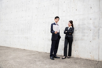 Fototapeta premium 資料をみるビジネスマンとビジネスウーマン