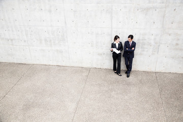 Fototapeta premium 資料をみるビジネスマンとビジネスウーマン