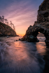 Trinidad State Beach, Kalifornien bei Sonnenuntergang mit Rock Arch