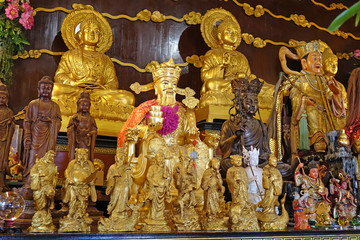 Obraz premium God of Wealth (Cai Shen) : Golden Taoist gods sculpture in Taoism temple. Selective focus.