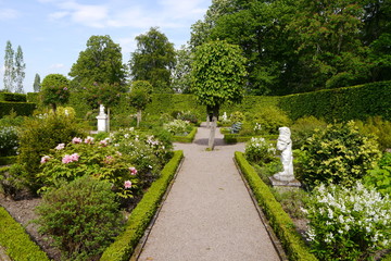 Barocker Heckengarten mit Buchsbaum und Skulpturen