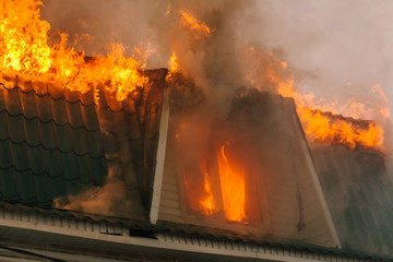 The roof of the house burns open flame © Yomka