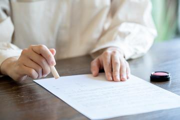 書類に捺印する女性の手元