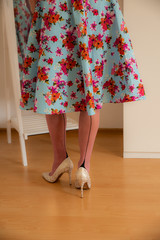 buntes kleid und nahtstr&uuml;mpfe mit high heels