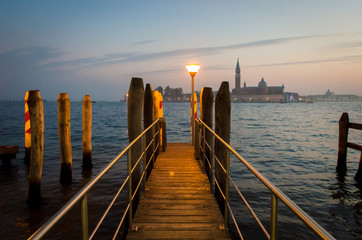 Un molo di legno a VEnezia alla luce del crepuscolo 