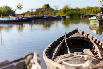 Barcas antiguas de madera en el rio 