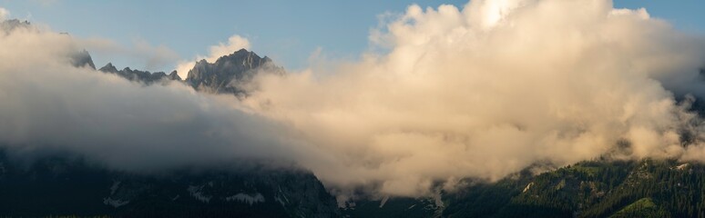 Fototapeta na wymiar Wilder Kaiser Panorama mit vielen Wolken