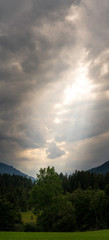 Hochformat Sonne durch Wolken Panorama