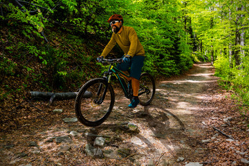 Fototapeta premium Jazda na rowerze mężczyzna na rowerze w zachód słońca góry krajobraz lasu. Tor rowerowy MTB Enduro Flow Trail. Aktywność sportowa na świeżym powietrzu.