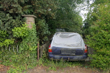 altes Auto unter Plane