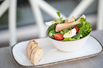 Salade Nicoise, Thunfischsalat, Baguette, 