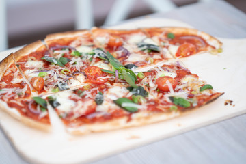 Flammkuchen mit Tomaten Mozzarella, Handmade, Basilikum