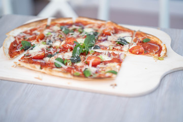 Flammkuchen mit Tomaten Mozzarella, Handmade, Basilikum