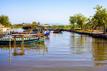 Puerto de barcas en el lago