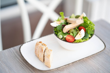 Salade Nicoise, Thunfischsalat, Baguette