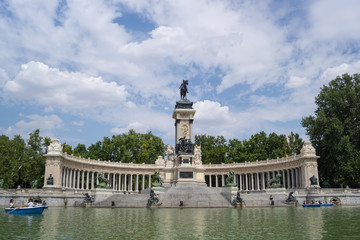 Fototapeta na wymiar Estanque del Parque del Retiro en Madrid
