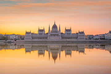 Parliament building over delta of Danube river in Budapest - obrazy, fototapety, plakaty