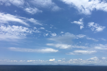 Fototapeta na wymiar Peaceful blue sky and white clouds