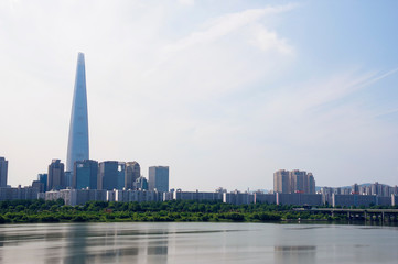 Naklejka premium 漢江とロッテワールドタワー