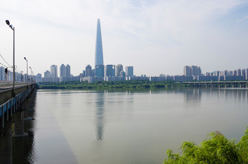 Naklejka premium Han River i Lotte World Tower