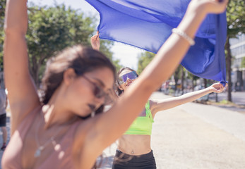 Frauen haben spaß in der Stadt Berlin