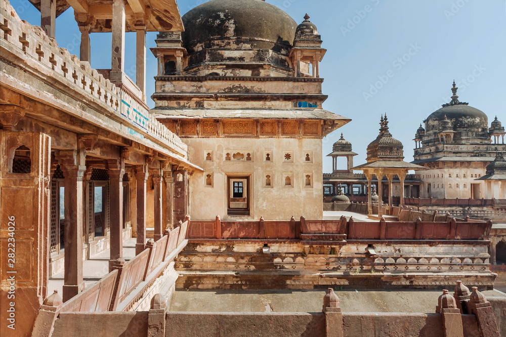 Wall mural beautiful arches and towers of the 17th century citadel of jahangir, orchha in india. example of mix