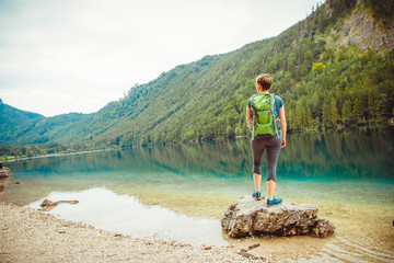 Frau am see wandern