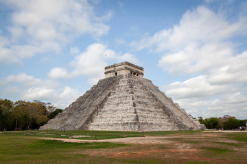 Fototapeta na wymiar Kukulcan temple, temple principal d'une des merveilles du monde Chichen itza, yucatan, Mexico