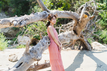 海でリラックスする女性