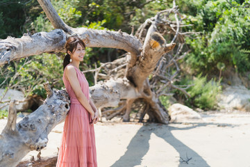 海でリラックスする女性
