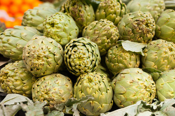 Obraz premium Fresh artichokes on market counter