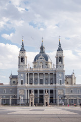 Fototapeta premium Fasada katedry Almudena w Madrycie widziana z pałacu królewskiego.